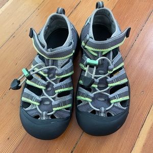 Keen Newport big kids size 3 water shoes. Like new!